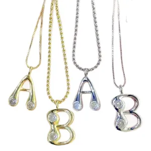 Modische vergoldete Buchstaben-Halskette mit funkelnden Zirkonia-Steinen im Bubble-Design.