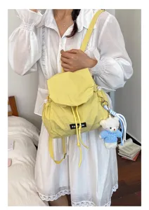 Casual nylon trekkoord rugzak voor dames, gele reisschooltas met schattige berenhanger.