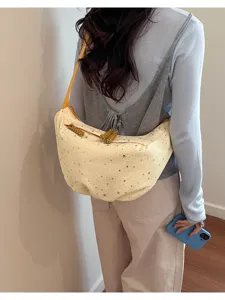 Vista dettagliata della borsa a tracolla con stelle, che evidenzia la trama elegante.
