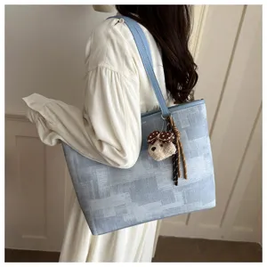Κομψή μεγάλη τσάντα ώμου tote bag με χαριτωμένο λούτρινο αρκουδάκι για καθημερινή χρήση.