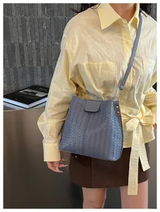 Elegant women woven bucket bag retro single shoulder crossbody bag for daily commuting.