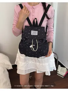 Zaino casual da donna nero a pois con coulisse ideale per il lavoro e i viaggi quotidiani.