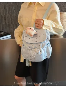 Vista dettagliata del simpatico zainetto mini a pois con fiocco e coulisse da donna