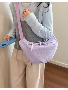 Primo piano della borsa a spalla viola chiaro con stampa a stelle e zip intrecciate.