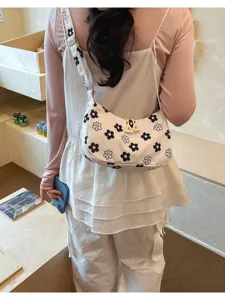 Detail of the trendy black and white floral print shoulder bag, showcasing casual daily style.