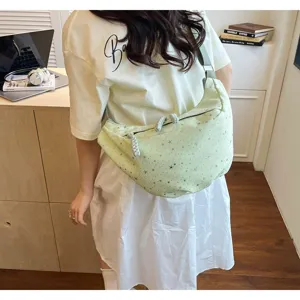 Vista dettagliata della elegante borsa a mezzaluna verde chiaro con motivo a stelle casual.