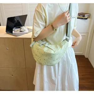 Dettagli in primo piano della borsa a tracolla elegante verde chiaro con stelle.