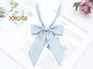 Détail de nœud papillon JK en sergé bleu clair, élégante fleur de col longue pour tenue quotidienne.