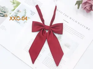 Gros plan détail d'un nœud papillon en twill rouge foncé, idéal pour uniformes JK et looks.