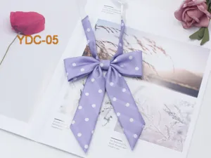 Dettaglio farfallino a pois viola, dolce accessorio uniforme JK, perfetto per outfit carini.