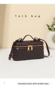 Handgewebte Leder Kosmetiktasche mit Goldreißverschluss, stilvolle Umhängetasche für Damen.