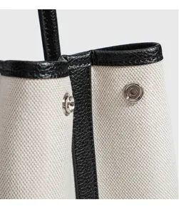 Canvas Shopper Detailaufnahme mit hochwertigem Lederbesatz und starkem Druckknopfverschluss.