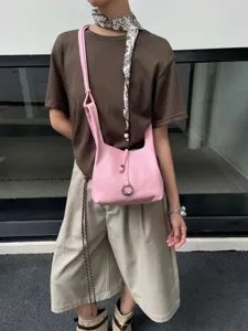 Bolso cubo de cuero rosa para mujer, elegante bolso bandolera chic, bolso versátil.