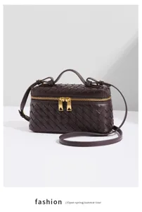 Detailaufnahme der dunkelbraunen geflochtenen Ledertasche mit hochwertigen Reißverschlüssen.