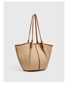 Gedetailleerd uitzicht van de stijlvolle geweven raffia tote tas met leer en stro.