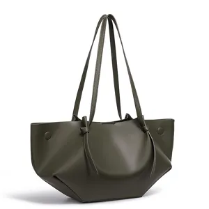 Nahaufnahme der dunkelgrünen Ledertasche mit feiner Textur und eleganten Schulterriemen.