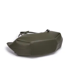 Detailansicht der dunkelgrünen Schultertasche aus Leder mit Fokus auf Bodenstruktur.