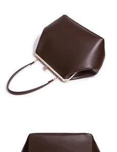 Klassische dunkelbraune Leder Kiss-Lock Henkeltasche Detailansicht, elegante Damentasche.