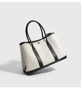 Canvas Tragetasche Detailansicht, schwarz-weißes Farbdesign, grosse Kapazitaet Handtasche.