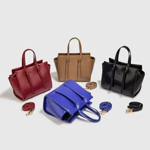 Gedetailleerd overzicht van stijlvolle minimalistische dames leren handtas schoudertas set.