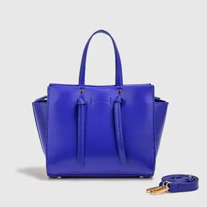 Blauwe minimalistische handtas voor dames met handvat en schouderband voor dagelijks gebruik.