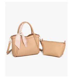 Set de bolso tipo cubo de cuero albaricoque clásico con pañuelo, textura detallada.