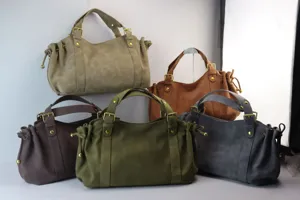 Gedetailleerd overzicht van multi-color retro slouchy schoudertassen met trekkoord en gespen.