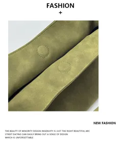 Gedetailleerd overzicht van de olijfgroene suède plooibaguettetas, textuur en design.