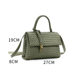 Geweven lederen handtas met verstelbare schouderband, elegante groene crossbody tas.