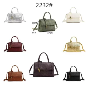Gevlochten lederen handtas detail met afmetingen, diverse kleuren en hoogwaardige afwerkingkwaliteit.