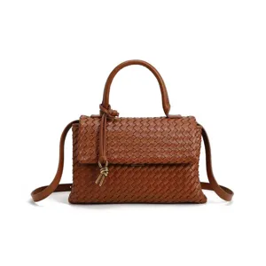 Bruine geweven lederen handtas met elegante knoopdetail, stijlvolle retro schoudertas.
