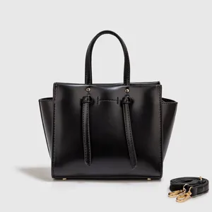 Elegante zwarte handtas met handgrepen, schouderriem en een minimalistisch ontwerp.