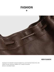 Donkerbruine leren bucket bag detail, eenvoudige forens schoudertas met trekkoord.