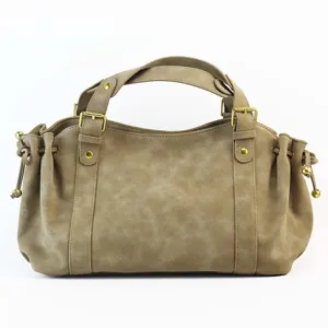 Gedetailleerd overzicht van de retro geplooide tas met trekkoord en metalen gespen.