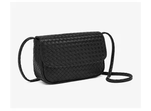 Vista detallada de un elegante bolso de hombro cruzado de cuero tejido negro para mujer.