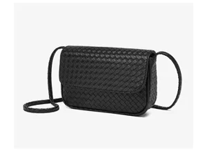 Vista detallada del elegante bolso cruzado de cuero tejido negro con excelente acabado.