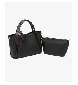 Vista detallada del bolso tipo cubo negro para mujer con pañuelo y bolso, versátil y chic.