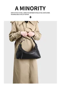 Klassische schwarze Leder Hobo Umhängetasche mit stilvollen Metallbeschlägen und geräumig.