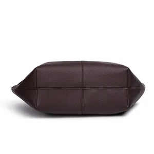 Gedetailleerd uitzicht op de donkerbruine getextureerde lederen shopperbodem met stiksels.