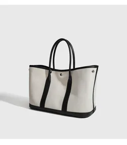 Detaillierte Nahaufnahme einer stilvollen Segeltuchtasche mit hochwertigem schwarzem Besatz.