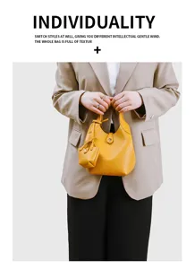 Minimalistische gelbe Leder Eimer Tasche mit Münzbeutel Anhänger, elegante Handtasche style.