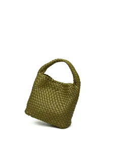 Sac à main en cuir tissé vert olive, design artisanal élégant avec poignée confortable.