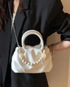 Geraffte Cloud Tasche Detail, weiße PU Leder Handtasche mit Perlen Griff und Kette für Damen.