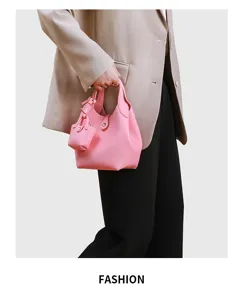 Mini rosa Leder Eimer Tasche mit passender kleiner Tasche, minimalistische Handtasche.