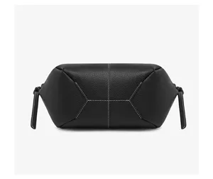 Zwarte getextureerde lederen croissant schoudertas met contraststiksels en geknoopte details.