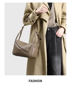 Dettaglio in primo piano di elegante borsa a tracolla minimalista, design versatile.