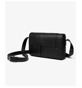 Schwarze gewebte Leder-Umhängetasche Detail, stilvolle minimalistische Tasche für Damen und Herren.