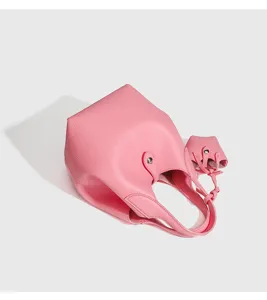 Detailansicht der rosa Mini-Eimertasche, minimalistische Ledertasche mit kleiner Tasche.