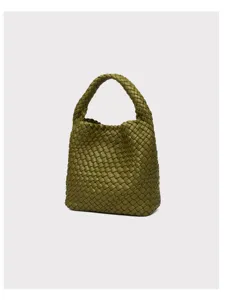 Détail de sac à main en cuir tissé vert olive, design tressé haut de gamme style cabas.