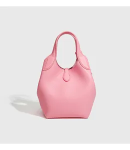 Nahaufnahme der trendigen pinken Leder Eimer Handtasche im minimalistischen Design.